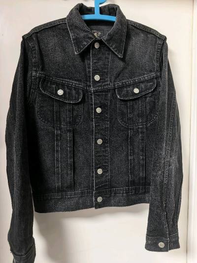 RRL美产黑色风暴骑士夹克上身很出效果，水洗做旧出色，版型也很合适，左胸和后腰有一点小瑕疵还好不算严重，总体也算品相不错的夹克了，很喜欢。MFG裤子门襟设计得有意思，后面还是巴黎扣，面料也是很柔软舒适，品相很好，性价比不错的。完美的两件