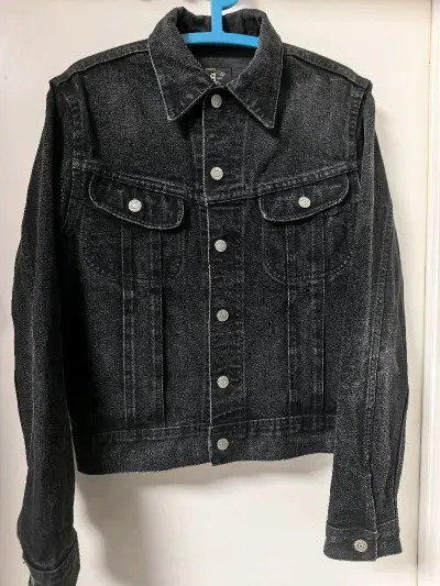 RRL美产黑色风暴骑士夹克上身很出效果，水洗做旧出色，版型也很合适，左胸和后腰有一点小瑕疵还好不算严重，总体也算品相不错的夹克了，很喜欢。MFG裤子门襟设计得有意思，后面还是巴黎扣，面料也是很柔软舒适，品相很好，性价比不错的。完美的两件