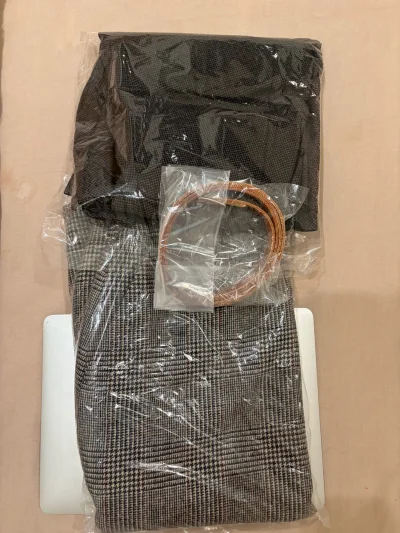 特别喜欢Margaret Howell的各种格纹裙，这次又淘到两条，一个是威尔士格纹的，还有一个是棕色千鸟格的，都超美！