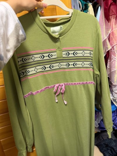     牛油果绿太温柔了，复古民族风花纹和电影里的细节一模一样，满满的阿伦黛尔公主感✨ 面料软糯亲肤，贴身穿完全不扎，亨利领+粉色丝带的设计又可爱又显气质，在家穿也能当公主！做工扎实，走线整齐，洗了也没变形掉色，性价比拉满，迪士尼粉闭眼冲！
       是颜值和舒...    牛油果绿太温柔了，复古民族风花纹和电影里的细节一模一样，满满的阿伦黛尔公主感✨ 面料软糯亲肤，贴身穿完全不扎，亨利领+粉色丝带的设计又可爱又显气质，在家穿也能当公主！做工扎实，走线整齐，洗了也没变形掉色，性价比拉满，迪士尼粉闭眼冲