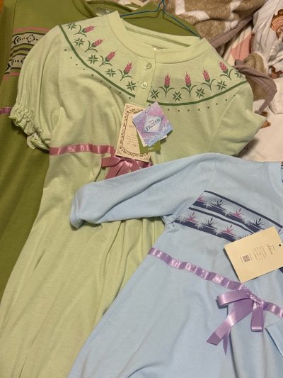 终于收到这套安娜&amp;amp;艾莎睡裙了！完全是童年圆梦的感觉?
安娜款的浅绿底+麦穗花纹，还原了电影里的温柔感，亨利领+粉色丝绒蝴蝶结精致又可爱；
 艾莎款的浅蓝配色+冰雪条纹，清冷又优雅，紫色丝带细节超戳人；
面料软糯亲肤，贴身穿完全不扎，洗后也没变形掉色，...终于收到这套安娜&amp;amp;艾莎睡裙了！完全是童年圆梦的感觉?
安娜款的浅绿底+麦穗花纹，还原了电影里的温柔感，亨利领+粉色丝绒蝴蝶结精致又可爱；
 艾莎款的浅蓝配色+冰雪条纹，清冷又优雅，紫色丝带细节超戳人；
面料软糯亲肤，贴身穿