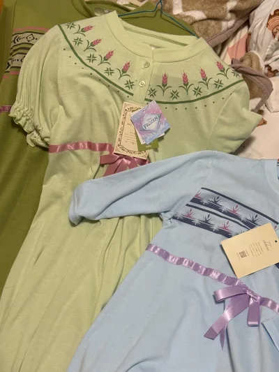 终于收到这套安娜&amp;amp;艾莎睡裙了！完全是童年圆梦的感觉?
安娜款的浅绿底+麦穗花纹，还原了电影里的温柔感，亨利领+粉色丝绒蝴蝶结精致又可爱；
 艾莎款的浅蓝配色+冰雪条纹，清冷又优雅，紫色丝带细节超戳人；
面料软糯亲肤，贴身穿完全不扎，洗后也没变形掉色，...终于收到这套安娜&amp;amp;艾莎睡裙了！完全是童年圆梦的感觉?
安娜款的浅绿底+麦穗花纹，还原了电影里的温柔感，亨利领+粉色丝绒蝴蝶结精致又可爱；
 艾莎款的浅蓝配色+冰雪条纹，清冷又优雅，紫色丝带细节超戳人；
面料软糯亲肤，贴身穿