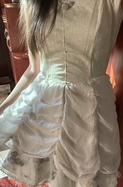 也是sc迪士尼联名算是比较热门的一条吧，在我心里能排前几，美女与野兽的柄图故事很生动经典，贝尔金色裙子的版型，拿到手实物更美，看得公主粉很满足，入手价格，运输时间也合理