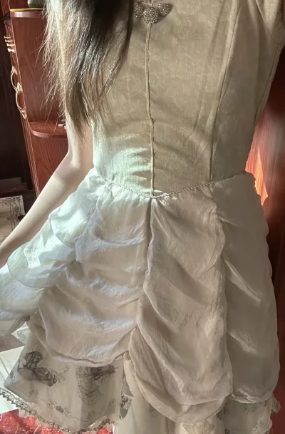 也是sc迪士尼联名算是比较热门的一条吧，在我心里能排前几，美女与野兽的柄图故事很生动经典，贝尔金色裙子的版型，拿到手实物更美，看得公主粉很满足，入手价格，运输时间也合理