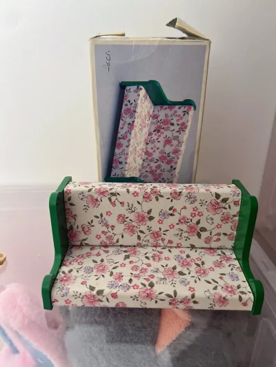 40年前的森贝儿沙发，还能有盒子，就只有挖煤姬能买到了，pollypocket 的女王戒指，全新盒装，完好无损，还有给娃屋搭配的小绿植，精致又可爱。