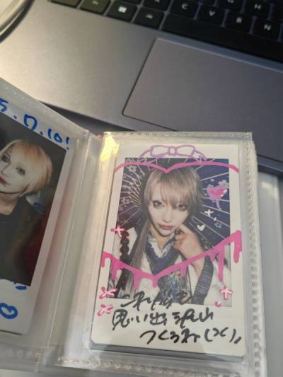 喜欢kiru已经快一年了，每次都在挖煤姬上买切。樱花妹包装很好，每张都有厚厚的纸板垫着，也一点都没有弯折。特别貌美呀，我爱你女神キル！