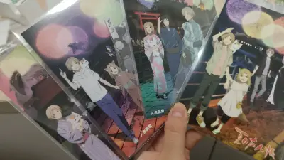 终于安全收到了！美丽的明信片和文件夹们~状态都非常好。这还是第一次合箱邮政，体验了一把拆信封的快乐！超级大的箱子和超级多的泡沫，挖煤姬真的很大方！面单也不用自己填，超级方便啊