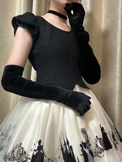 来自secret honey 与迪士尼的联名款，黑白配色非常的优雅赫本风，灰姑娘裙裙的版型完美还原，植绒刻画的故事柄图非常梦幻，很愉快的切煤！