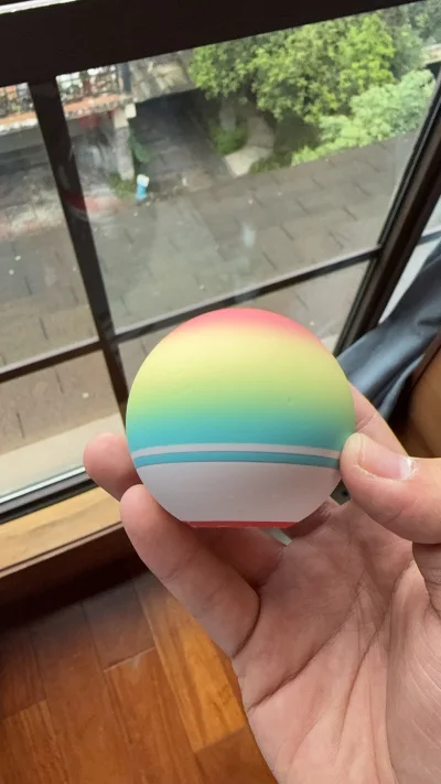 这把剑玉真的太惊喜了！渐变彩虹球身颜值超高，拿在手里质感细腻，原木剑柄握感舒适，防滑设计很贴心。玩起来重心稳定，做基础技巧时容错率高，碰撞声清脆悦耳，不管是日常练习还是拍照都很出片，是新手进阶和老玩家收藏的好选择，强烈推荐！