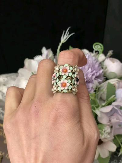 很漂亮的戒指，很喜欢，戴上去就是春天美丽花朵的感觉！耳环狭长显气质，非常适合我，太喜欢这些michal negrin的东西了，漂漂亮亮