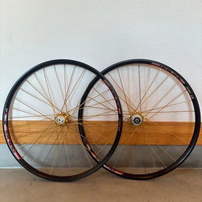 入手这对山地车专属轮组太值了！费用超级划算，性价比直接拉满；快递效率极高，隔天就收到了，包装完好无损！轮组润得飞起，踩踏反馈干脆利落，质感与性能双在线，强烈推荐！