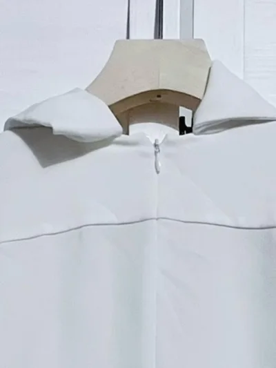 下单之后会担心面料不是想要的效果，拿到手发现非常满意，一摸就是高级面料，细节设计也很深入我心，接下来可以穿很久的


