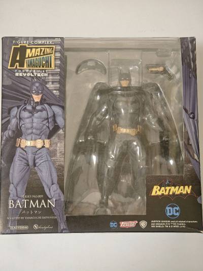 这次分享的是惊奇山口式蝙蝠侠1.0，这款可动依旧优秀，最大的特点是数片可以自行组装的披风，通过搭配，能摆出各种酷炫的造型，感谢挖煤姬让我拥有了它