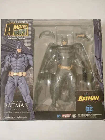 这次分享的是惊奇山口式蝙蝠侠1.0，这款可动依旧优秀，最大的特点是数片可以自行组装的披风，通过搭配，能摆出各种酷炫的造型，感谢挖煤姬让我拥有了它