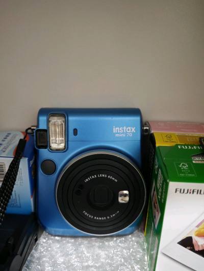 这是第二次买mini70了，第一次买的没看清楚，背后的按钮都被扣走了，也是个坏的，本来以为这次又要翻车了，但是除了外观有点点损伤功能都是好的，总的来说，挖煤姬上面淘拍立得还是很值得的