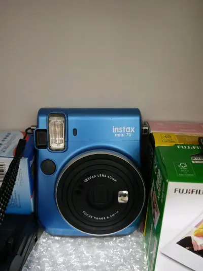 这是第二次买mini70了，第一次买的没看清楚，背后的按钮都被扣走了，也是个坏的，本来以为这次又要翻车了，但是除了外观有点点损伤功能都是好的，总的来说，挖煤姬上面淘拍立得还是很值得的