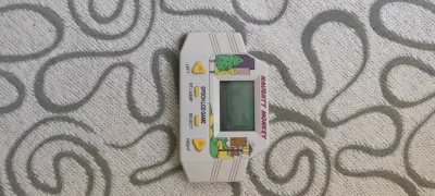 一些古早的游戏机终于到了，虽然机器古早且机身并不干净，但是游戏还是很好玩的。体现了那个时代程序员尽最大努力让创意变成在有限条件下可以好玩的实体……