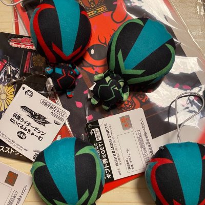 这箱走的是ems，很快就发货啦。虽然在路上耽误了一点时间，但是只要到手什么烦心事都没有了~娃娃真的太可爱了！吊牌都没有损坏！工作人员打包的很完美！