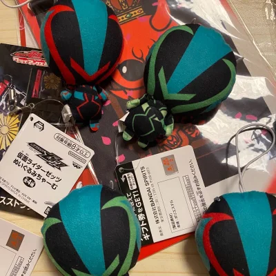 这箱走的是ems，很快就发货啦。虽然在路上耽误了一点时间，但是只要到手什么烦心事都没有了~娃娃真的太可爱了！吊牌都没有损坏！工作人员打包的很完美！