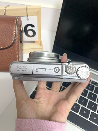 无意间刷到特别喜欢的小相机，喜欢他它的外观跟功能就拍下了，还有一个复古的拍立得，发现这个拍立得原来是二十五年前的机子了，特别意外，还保存如此完整，期待已久的物流终于到了，包裹也非常完整，很贴心，都有泡沫存在，非常开心，可以开始我的拍照之旅了