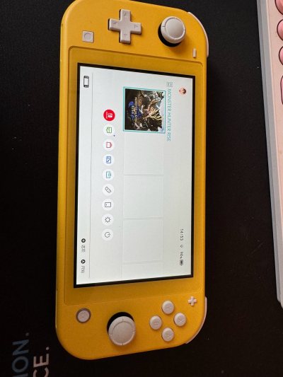 入手这台黄色 Switch Lite ，第一眼就被明亮活泼的配色戳中，拿在手里比标准版 Switch 轻巧太多，通勤路上揣口袋毫无负担。开机后系统流畅，《怪物猎人：崛起》运行稳定，掌机形态的握持感舒适，长时间狩猎也不会手酸。唯一遗憾是无法连接电视，但对我这种纯掌机玩...入手这台黄色 Switch Lite ，第一眼就被明亮活泼的配色戳中，拿在手里比标准版 Switch 轻巧太多，通勤路上揣口袋毫无负担。开机后系统流畅，《怪物猎人：崛起》运行稳定，掌机形态的握持感舒适，长时间狩猎也不会手酸。唯一遗憾是无法