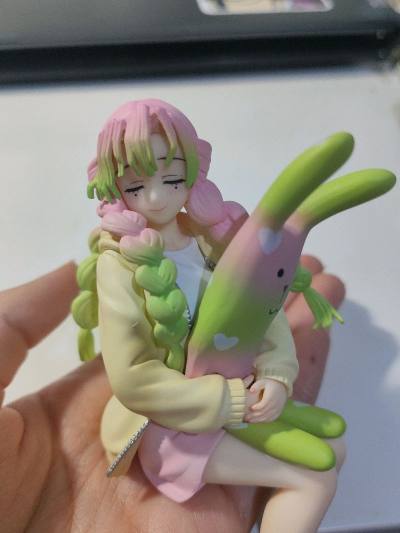 这款甘露寺蜜璃手办真的太让人惊喜了！粉绿渐变的麻花辫还原度超高，抱着同色系兔子玩偶的模样软萌又治愈，温柔闭眼的神态把她的温柔感拉满，日常摆在桌面超治愈，细节做工也很精致，性价比拉满！
本次购物是竹蜻蜓专线，速度很快，十天左右就到手了，包装也很细致，泡沫纸很多！
 
...这款甘露寺蜜璃手办真的太让人惊喜了！粉绿渐变的麻花辫还原度超高，抱着同色系兔子玩偶的模样软萌又治愈，温柔闭眼的神态把她的温柔感拉满，日常摆在桌面超治愈，细节做工也很精致，性价比拉满！
本次购物是竹蜻蜓专线，速度很快，十天左右就到手了，包装