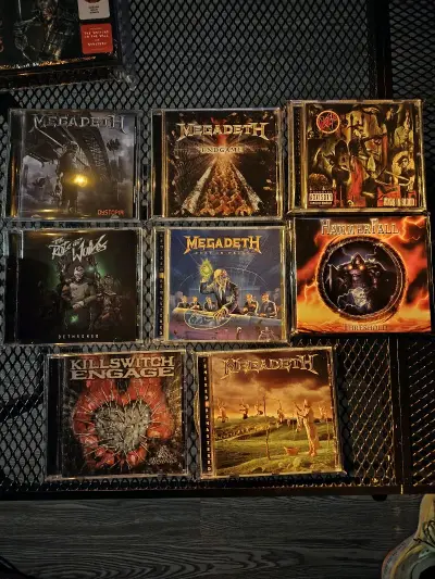 最动人的瞬间往往不是播放音乐的那一刻，而是拆开快递包装。- 触感与颜值：手捧CD盒子，抚摸封面上精致的插画或字体设计，那种色彩的真实还原度是电子屏幕无法替代的。透过透明托盘看CD盘面的反光，检查内页歌词本的印刷厚度，这种“验货”的过程，是对音乐品味的一次实体确认。