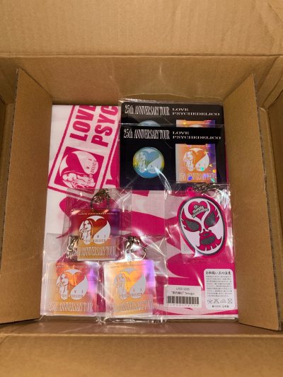 这次把爱的魔幻25周年相关周边一口气收齐，开箱真的太幸福了！这次入手了宣传册、贴纸、杯垫、25周年巡回T恤、《A Revolution》2022演唱会DVD，还有不少25周年巡演限定小物，每一件都戳中我这个老粉的心。

平台操作特别友好，中文界面+一键翻译，找日版周...这次把爱的魔幻25周年相关周边一口气收齐，开箱真的太幸福了！这次入手了宣传册、贴纸、杯垫、25周年巡回T恤、《A Revolution》2022演唱会DVD，还有不少25周年巡演限定小物，每一件都戳中我这个老粉的心。

平台操作特别友好，