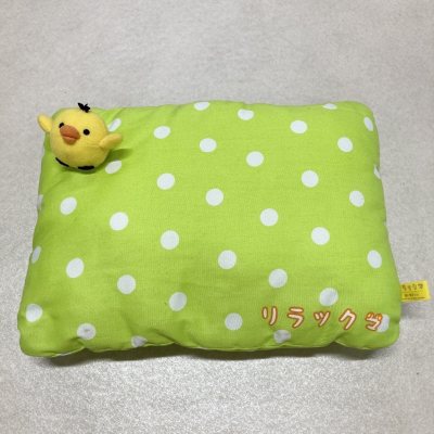 这次入手的轻松熊和小黄鸡周边都超可爱，每一件都充满治愈感！
小黄鸡波点抱枕的清新的绿色底+白色波点，角落还趴着一只立体小黄鸡玩偶，面料柔软亲肤，尺寸刚好适合靠在腰后或当午睡枕，颜值与实用性双在线。
轻松熊家族大集合：有戴着爱心墨镜的白熊姐姐，穿绿色T恤的经典轻松熊，...这次入手的轻松熊和小黄鸡周边都超可爱，每一件都充满治愈感！
小黄鸡波点抱枕的清新的绿色底+白色波点，角落还趴着一只立体小黄鸡玩偶，面料柔软亲肤，尺寸刚好适合靠在腰后或当午睡枕，颜值与实用性双在线。
轻松熊家族大集合：有戴着爱心墨镜的白熊姐