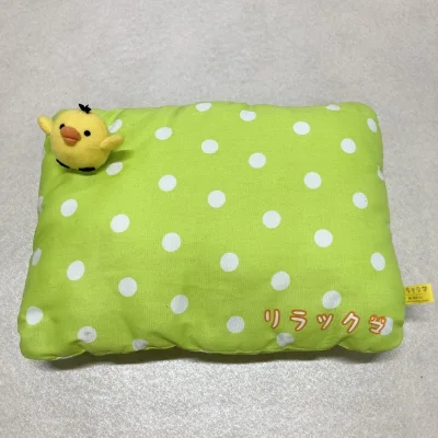 这次入手的轻松熊和小黄鸡周边都超可爱，每一件都充满治愈感！
小黄鸡波点抱枕的清新的绿色底+白色波点，角落还趴着一只立体小黄鸡玩偶，面料柔软亲肤，尺寸刚好适合靠在腰后或当午睡枕，颜值与实用性双在线。
轻松熊家族大集合：有戴着爱心墨镜的白熊姐姐，穿绿色T恤的经典轻松熊，...这次入手的轻松熊和小黄鸡周边都超可爱，每一件都充满治愈感！
小黄鸡波点抱枕的清新的绿色底+白色波点，角落还趴着一只立体小黄鸡玩偶，面料柔软亲肤，尺寸刚好适合靠在腰后或当午睡枕，颜值与实用性双在线。
轻松熊家族大集合：有戴着爱心墨镜的白熊姐