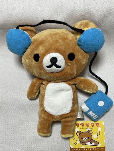 这次入手的轻松熊周边颜值与实用性兼备，黑色帆布双肩包上绣着轻松熊与小熊妹妹的可爱图案，搭配文艺字样，轻便又适合日常通勤；罗森限定的黑白对碗质感细腻，印有轻松熊头像，兼具收藏与实用价值；戴蓝色耳罩、手持MD播放器的毛绒玩偶复古呆萌，小黄帽挂件俏皮精致，这些周边品控出色...这次入手的轻松熊周边颜值与实用性兼备，黑色帆布双肩包上绣着轻松熊与小熊妹妹的可爱图案，搭配文艺字样，轻便又适合日常通勤；罗森限定的黑白对碗质感细腻，印有轻松熊头像，兼具收藏与实用价值；戴蓝色耳罩、手持MD播放器的毛绒玩偶复古呆萌，小黄帽挂