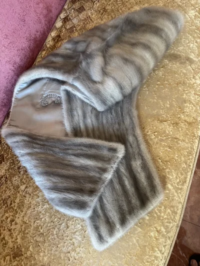 第一次入手了两条水貂披肩，选择了开箱拍照服务，这个钱花了会安心一点。两个合单走了海运，速度很快，包装很好，不到一个月就收到了。