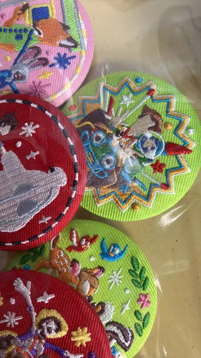 之前到的一箱。箱内物品不多，物品摆放整齐。有一个快递袋装在一起。物品无受损，很好。期待下一件的到来。