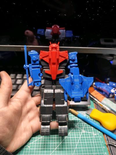 最近入手了一只未贴贴纸的光战队食玩五功斗士minipla,成色非常好，虽有损坏不过无伤大雅，关节紧实
