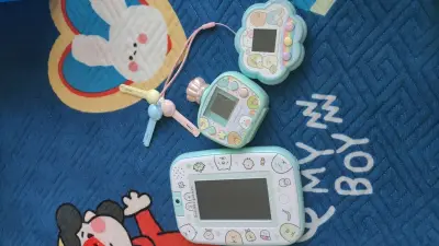 这款角落生物宠物机器造型非常可爱，质感也很好。动作很真实，声音柔和，孩子特别喜欢。做工扎实、不容易坏，非常满意，还想再来购买。而且很新，很满意，下次还要来挖掘机，价格便宜