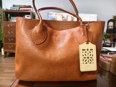 最近突然入了genten 包包的坑，由此开启了我的海淘之旅~对比了各大代切平台最后还是选择了挖煤姬，整个挖煤过程从留言、砍价、下单到最后收货都非常顺利！买到了成色非常好的梦中情包，出物的yhm特别爽快，价格也很美丽，走EMS快到飞起，从下单到收货历时一个星期，完全没...最近突然入了genten 包包的坑，由此开启了我的海淘之旅~对比了各大代切平台最后还是选择了挖煤姬，整个挖煤过程从留言、砍价、下单到最后收货都非常顺利！买到了成色非常好的梦中情包，出物的yhm特别爽快，价格也很美丽，走EMS快到飞起，从下