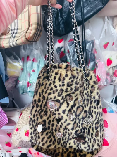 很喜欢这种复古的感觉，东西很美丽，快递也很快，东西完好无损，衣服剪裁也合适，价格也很实惠，有中文翻译描述，拍下特别方便～