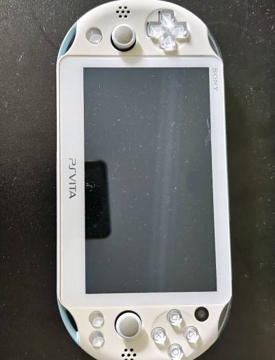 入手了心心念念的psv，品相合格，虽然屏幕有黑线，不过不影响。顺便还入手了2个无线手柄和2个switch手柄。还有一套健身环套装。品相不错。