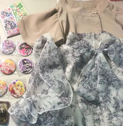 这次在GRL入手了两件上衣，整体体验有惊喜也有小踩雷，来和大家分享一下真实感受～
 
粉色款小飞袖上衣真的太爱了！双层荷叶袖设计刚好遮住手臂肉肉，立领+珍珠扣细节精致又温柔，面料透气舒服，上身秒变日系甜妹，不管是搭包臀裙还是格纹半裙都超显气质，遮肉效果一绝，温柔感直...这次在GRL入手了两件上衣，整体体验有惊喜也有小踩雷，来和大家分享一下真实感受～
 
粉色款小飞袖上衣真的太爱了！双层荷叶袖设计刚好遮住手臂肉肉，立领+珍珠扣细节精致又温柔，面料透气舒服，上身秒变日系甜妹，不管是搭包臀裙还是格纹半裙都超显