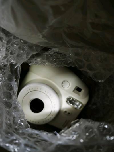 在挖煤姬淘到宝了！拍立得非常满意，成色比想象中新，发货速度也很快。包装严实无任何磕碰，价格比国内二手市场香太多，安全下车，以后还会光顾！