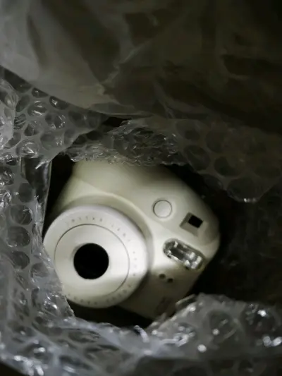 在挖煤姬淘到宝了！拍立得非常满意，成色比想象中新，发货速度也很快。包装严实无任何磕碰，价格比国内二手市场香太多，安全下车，以后还会光顾！