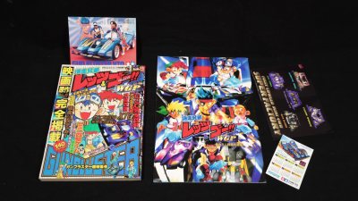 和之前买来的其他物料放在一起，很酷炫。书里有很少见的研发资料，还有大篇幅的人物合影漫画，在别的书籍中没有见过。