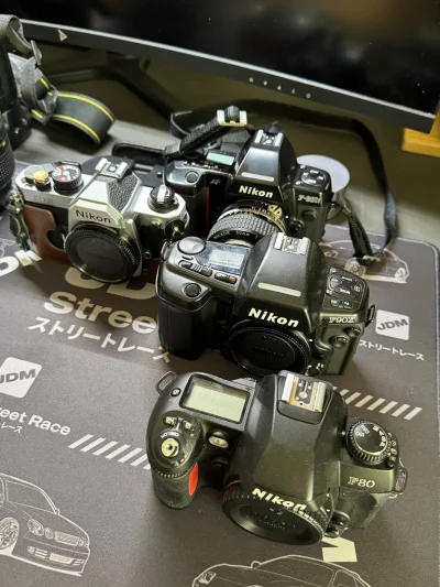 虽然国内平台也有众多商品可以选择，但是普遍价格偏高，成色偏差.用挖煤姬可以捡到很多漏，真的是国内相机爱好者的天堂。而且一些稀有的配件也可以买到，比如这条限定版的蓝剑背带，真是太开心了，纯纯捡漏了.