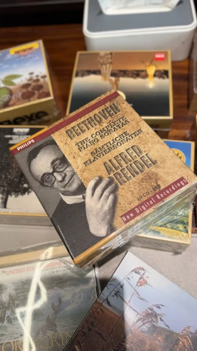 
这次在挖煤姬买CD的体验真的要给满分！从下单到收货就像坐了一次心情过山车，终点是满足。
先是挖到了绝版带侧标的初回盘，卖家照片拍得极细，让我这种强迫症也能放心下单。付款流程很顺畅，之后就是每天刷物流看着它从日本飞过来。
最绝的是开箱——包装裹得严严实实，CD盒完好...
这次在挖煤姬买CD的体验真的要给满分！从下单到收货就像坐了一次心情过山车，终点是满足。
先是挖到了绝版带侧标的初回盘，卖家照片拍得极细，让我这种强迫症也能放心下单。付款流程很顺畅，之后就是每天刷物流看着它从日本飞过来。
最绝的是开箱——