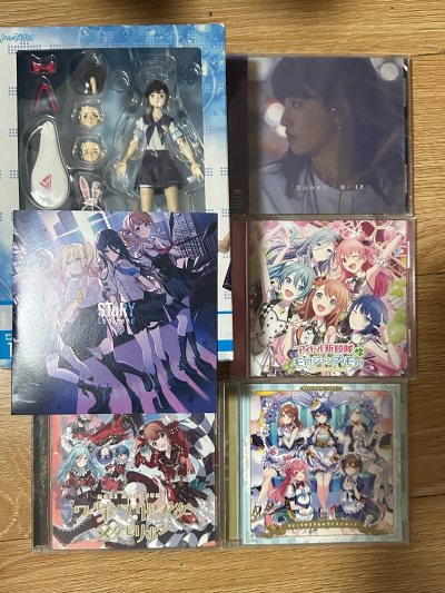 我嘞个冯冯啊 国际快递终于到了好吧 普竹真的是又快又便宜 没选加固也安全到家 现在服务也越来越好了 也祝我们门门新的一年越来越好好吧 这次买了很多便宜专辑和非常完美的手办好吧，还有好多cd在路上，用了优惠券真的很好价，非常推荐哟，期待下一单到货