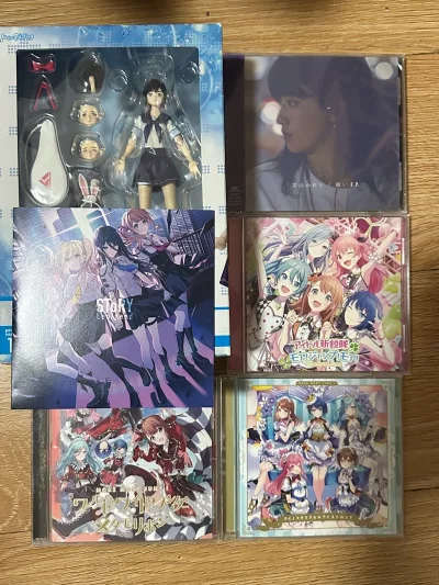 我嘞个冯冯啊 国际快递终于到了好吧 普竹真的是又快又便宜 没选加固也安全到家 现在服务也越来越好了 也祝我们门门新的一年越来越好好吧 这次买了很多便宜专辑和非常完美的手办好吧，还有好多cd在路上，用了优惠券真的很好价，非常推荐哟，期待下一单到货