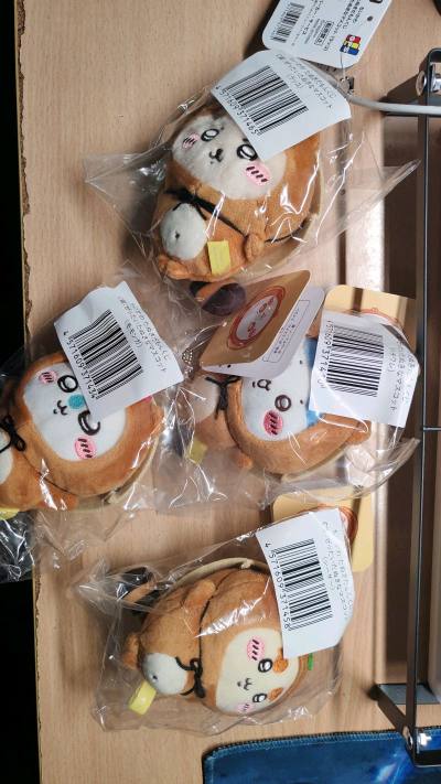 挖到宝啦！挖煤姬转运这箱chiikawa太绝了！包装严实无破损，毛绒质感软糯饱满，狸猫造型还原度超高，标签正品防伪清晰。到手无压痕掉毛，性价比拉满，转运时效快服务好，二次元狂喜！