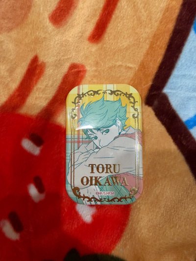 难怪能成为海景 现在能好价吃到啦 及川彻烫金方的貌美远近闻名 做成什么谷子都好看 这张柄图有几分清冷少年感（果然是一开口就令人残念帅哥第一名吗）