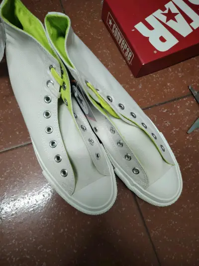 虽然内衬是绿色有点奇怪，但是价格很合适，穿上以后也不会看出内衬颜色，还有双鞋带鞋带加持，买也就买了，必须赞一个