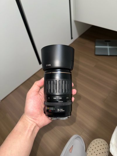 买到了大名鼎鼎的佳能夜莺，这个镜头虽然比较老，但是成像素质什么的都没话说，而且价格还是比较便宜的，用的来说非常划算